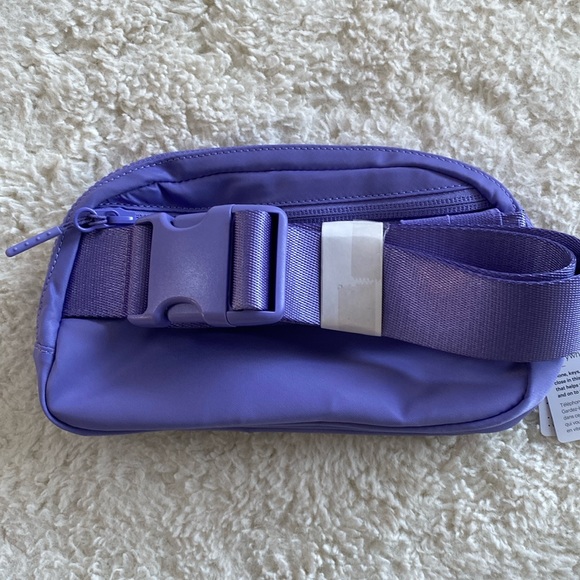 ❤️ Lululemon Everywhere Belt Bag in Dark Lavendar NWT - Picture 4 of 11